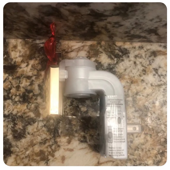 Bath & Body Works LOVE LETTER HEART VALENTINE’S DAY Wallflower Nightlight Plug - Picture 3 of 3